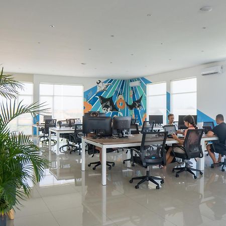 Bali Bustle Pararaton Coliving And Coworking Space Легіан Екстер'єр фото